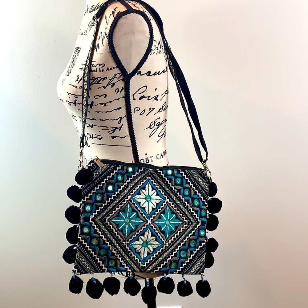 Handmade Moroccan Flower Embroidered Bag - Picture 5 of 7